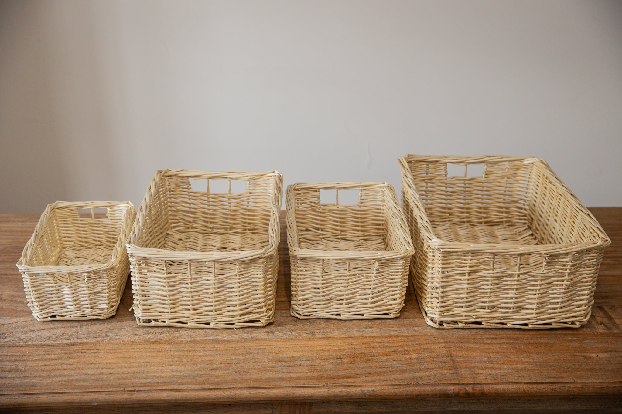 H&K Set of 4 sizes willow wicker storage baskets - in Ivory cream