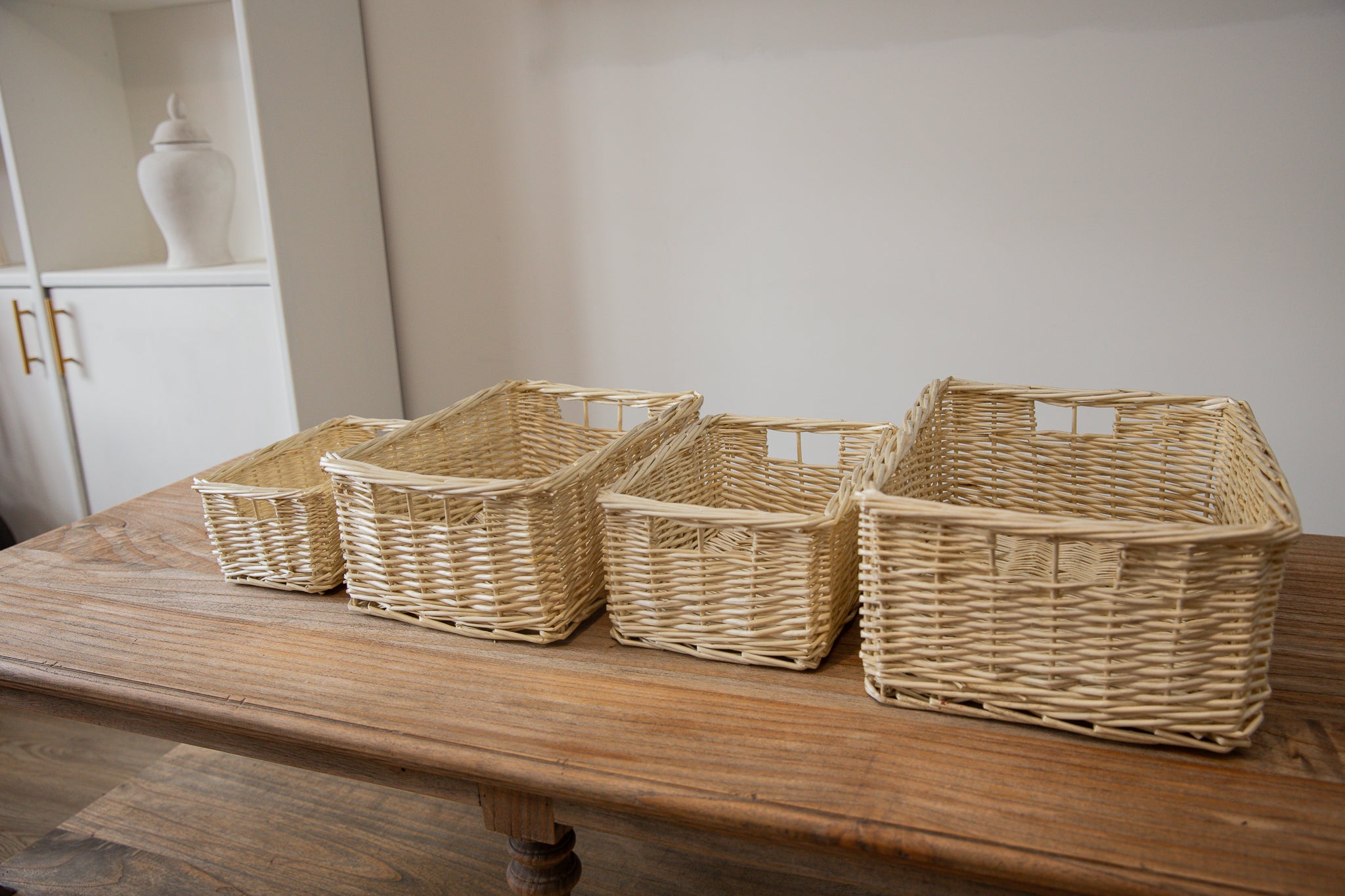 H&K Set of 4 sizes willow wicker storage baskets - in Ivory cream