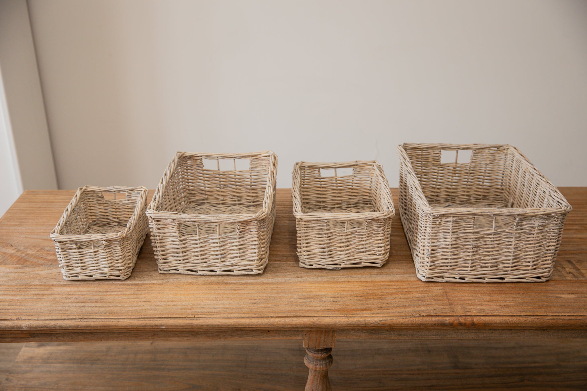 H&K Set of 4 sizes willow wicker storage baskets - in Antique Wash