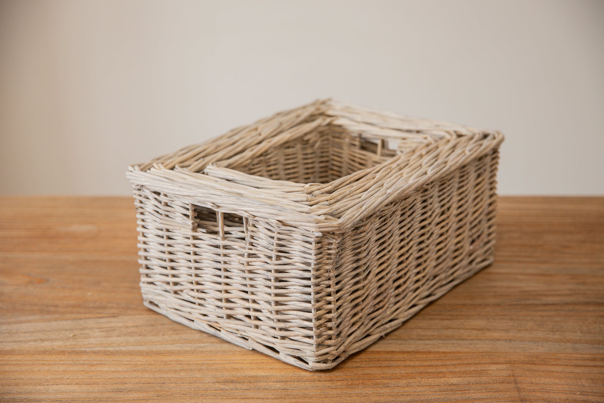 H&K Set of 4 sizes willow wicker storage baskets - in Antique Wash