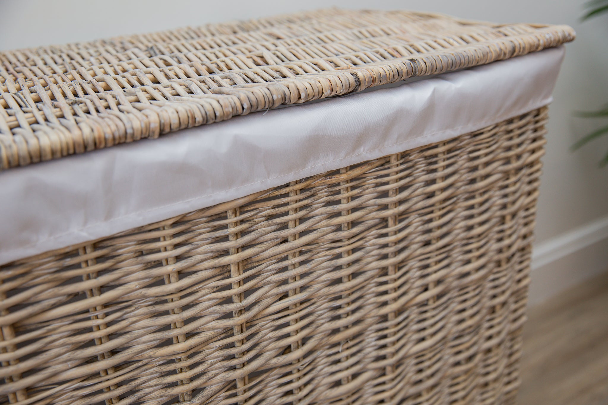 H&K Signature wicker Laundry Basket - Extra large in Antique Wash